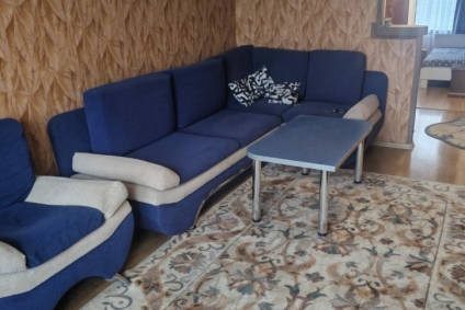 Удобная парковка, рядом магазины, кафе