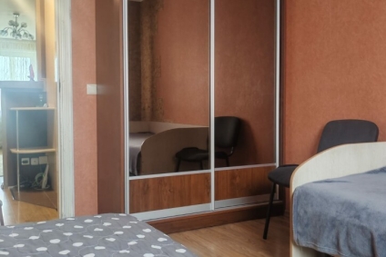 Удобная парковка, рядом магазины, кафе