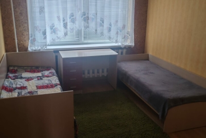 Удобная парковка, рядом магазины, кафе