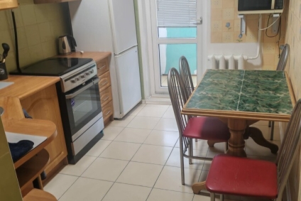 Удобная парковка, рядом магазины, кафе